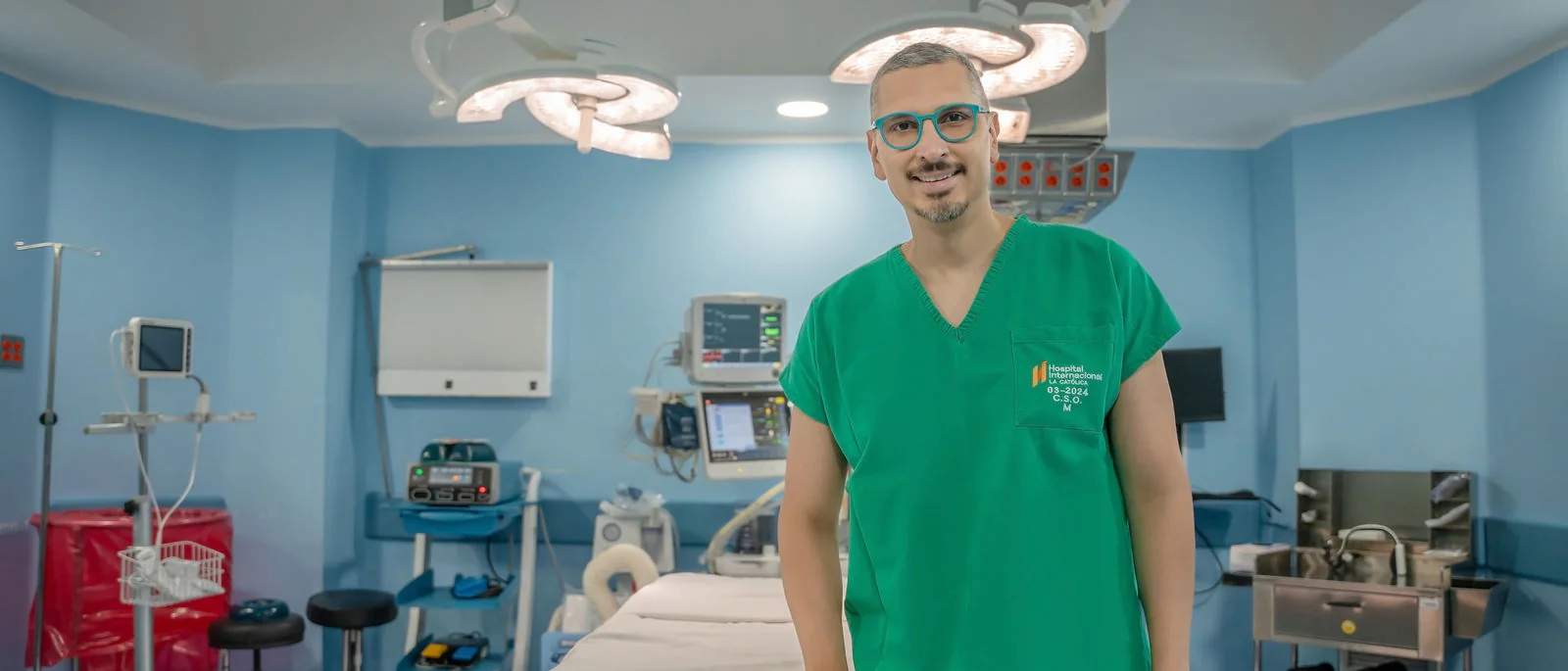 Dr. Christian Hernández en el quirófano del Hospital Internacional La Católica