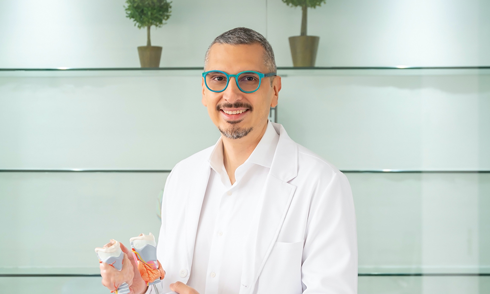 Cirujano oncólogo con énfasis en cáncer de Tiroides, Paratiroides, Mama, Cabeza, Cuello y Piel. Acompañamiento experto y humano en cada paso de su proceso oncológico. Cirugía de alta complejidad con tecnología avanzada.